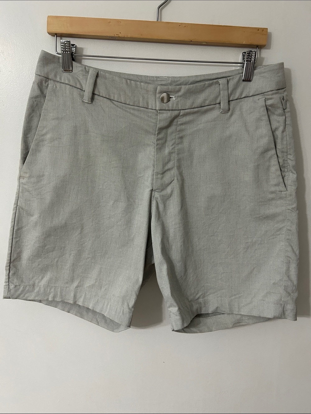 Lululemon Men's Commission Shorts Light Gray Flat Front Active Wear Golf Resort
